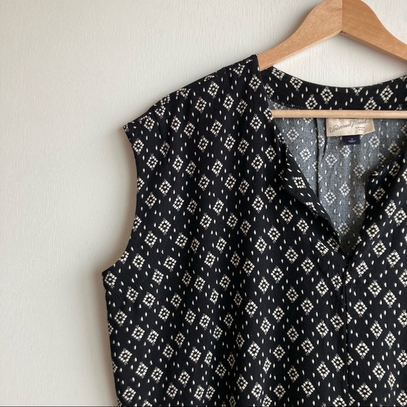 Universal Thread Women’s Top Sleeveless Black w/white print top blouse - Picture 3 of 8